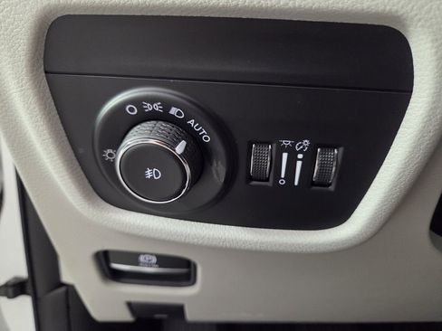 Used 2021 Jeep Grand Cherokee L Overland w/ Luxury Tech Group IV AWD/4WD image 19