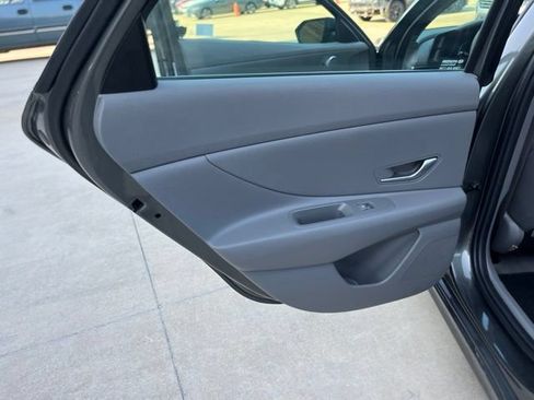 Used 2025 Hyundai Elantra Hybrid FWD image 13