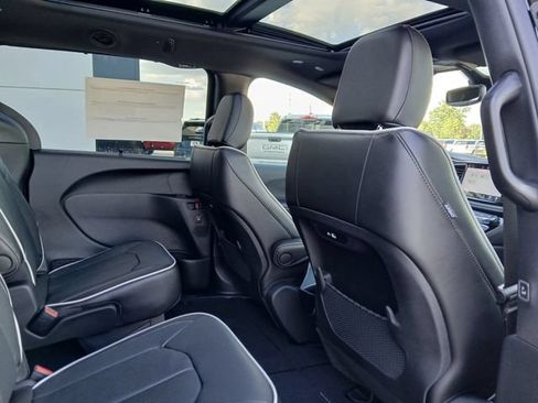 New 2027 Chrysler Pacifica Limited AWD/4WD image 19