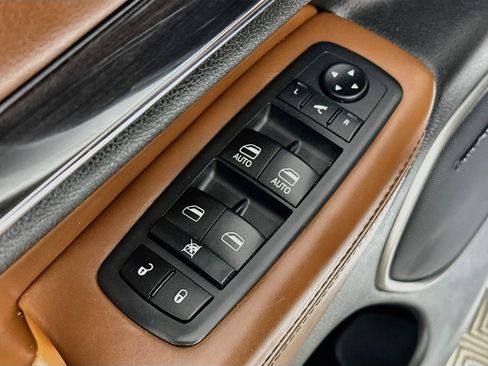 Used 2020 Jeep Grand Cherokee Overland AWD/4WD image 18