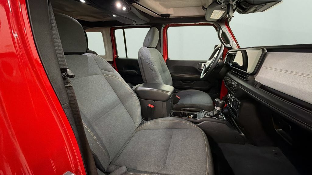 Used 2025 Jeep Wrangler Unlimited Sahara AWD/4WD image 9