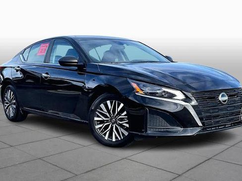 Certified 2025 Nissan Altima 2.5 SV FWD image 3