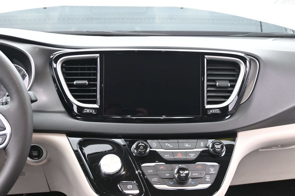Used 2024 Chrysler Pacifica Touring-L FWD image 28