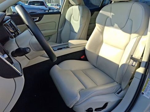 Used 2019 Volvo S60 T5 Inscription image 13