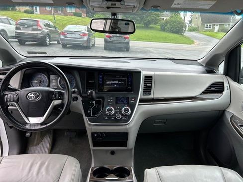 Used 2017 Toyota Sienna XLE Premium image 29