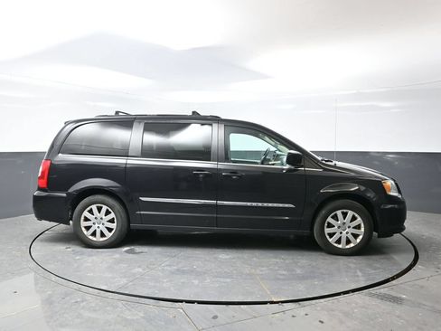 Used 2016 Chrysler Town & Country Touring FWD image 2