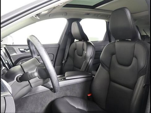 Used 2020 Volvo XC60 T6 Momentum AWD/4WD image 6