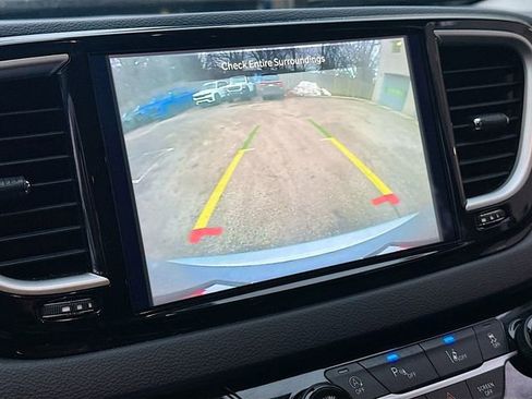 Used 2023 Chrysler Pacifica Touring-L image 14