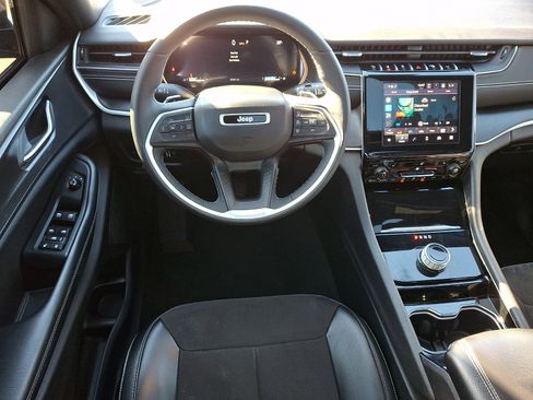 Used 2023 Jeep Grand Cherokee Altitude image 11