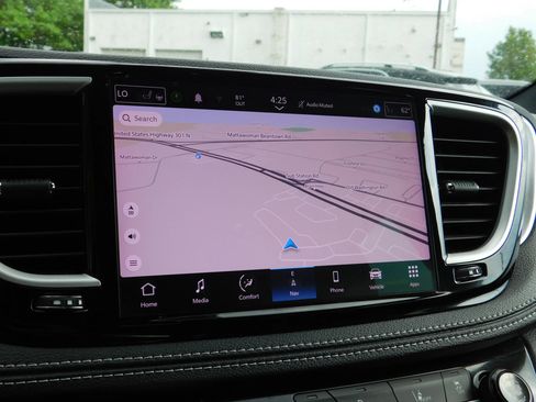 Used 2023 Chrysler Pacifica Touring-L w/ Uconnect Theater Family Group FWD image 20