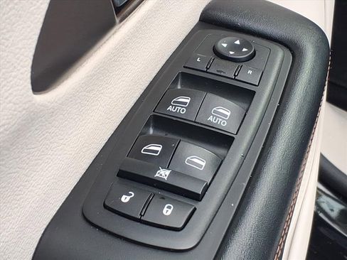 Used 2019 Chrysler Pacifica Touring-L w/ Advanced Safetytec Group image 12