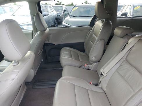Used 2019 Toyota Sienna XLE image 11