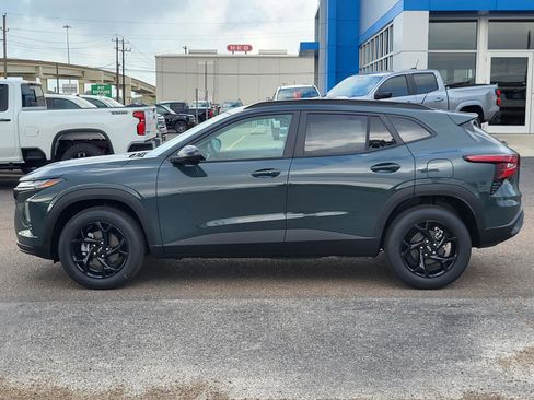 New 2026 Chevrolet Trax LT w/ Midnight Edition FWD image 2