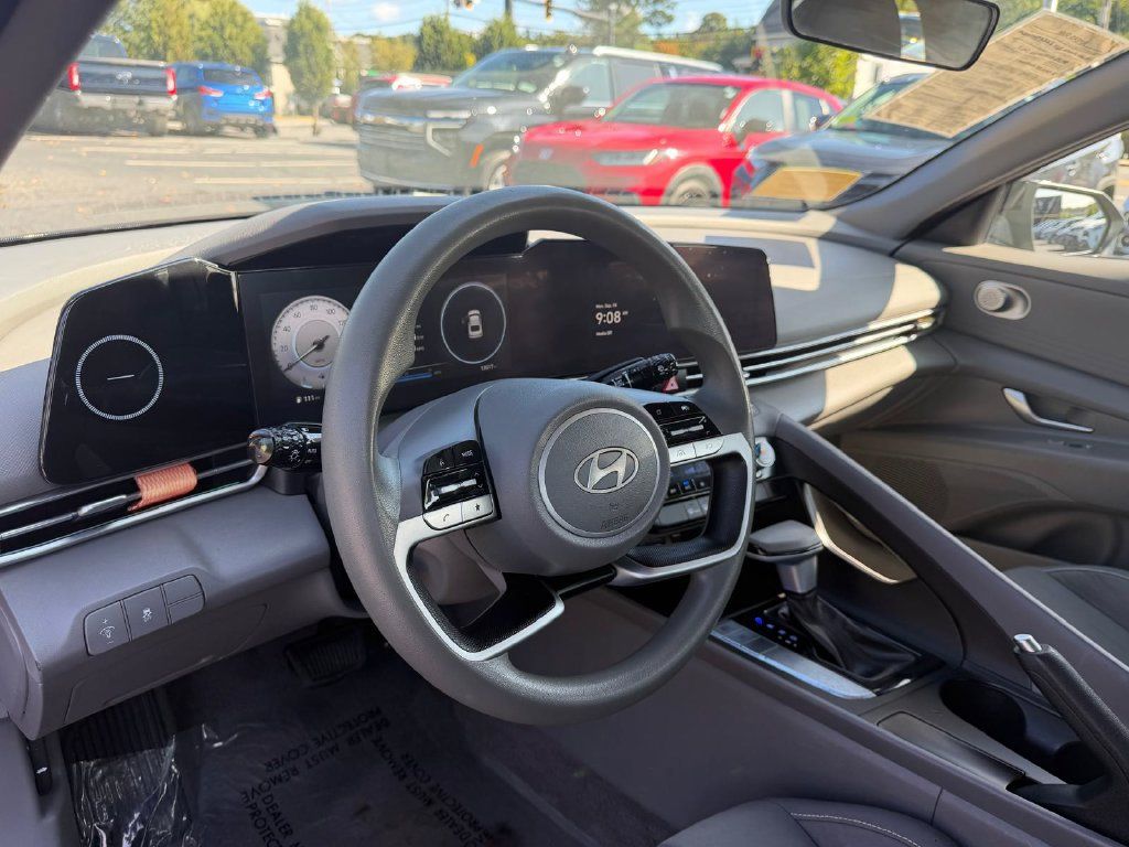 Used 2024 Hyundai Elantra SEL FWD image 10