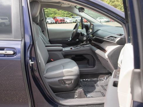 Used 2023 Toyota Sienna XLE FWD image 11