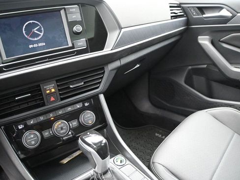 Used 2023 Volkswagen Jetta SE w/ Panoramic Sunroof Package FWD image 4