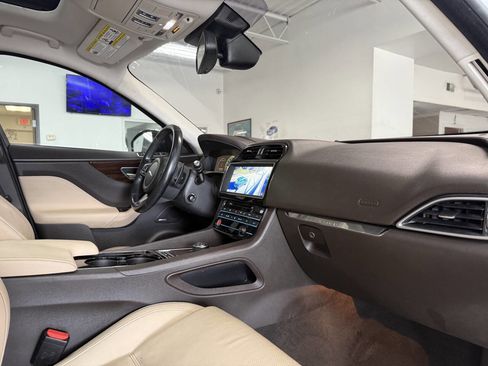 Used 2017 Jaguar F-PACE Prestige image 22