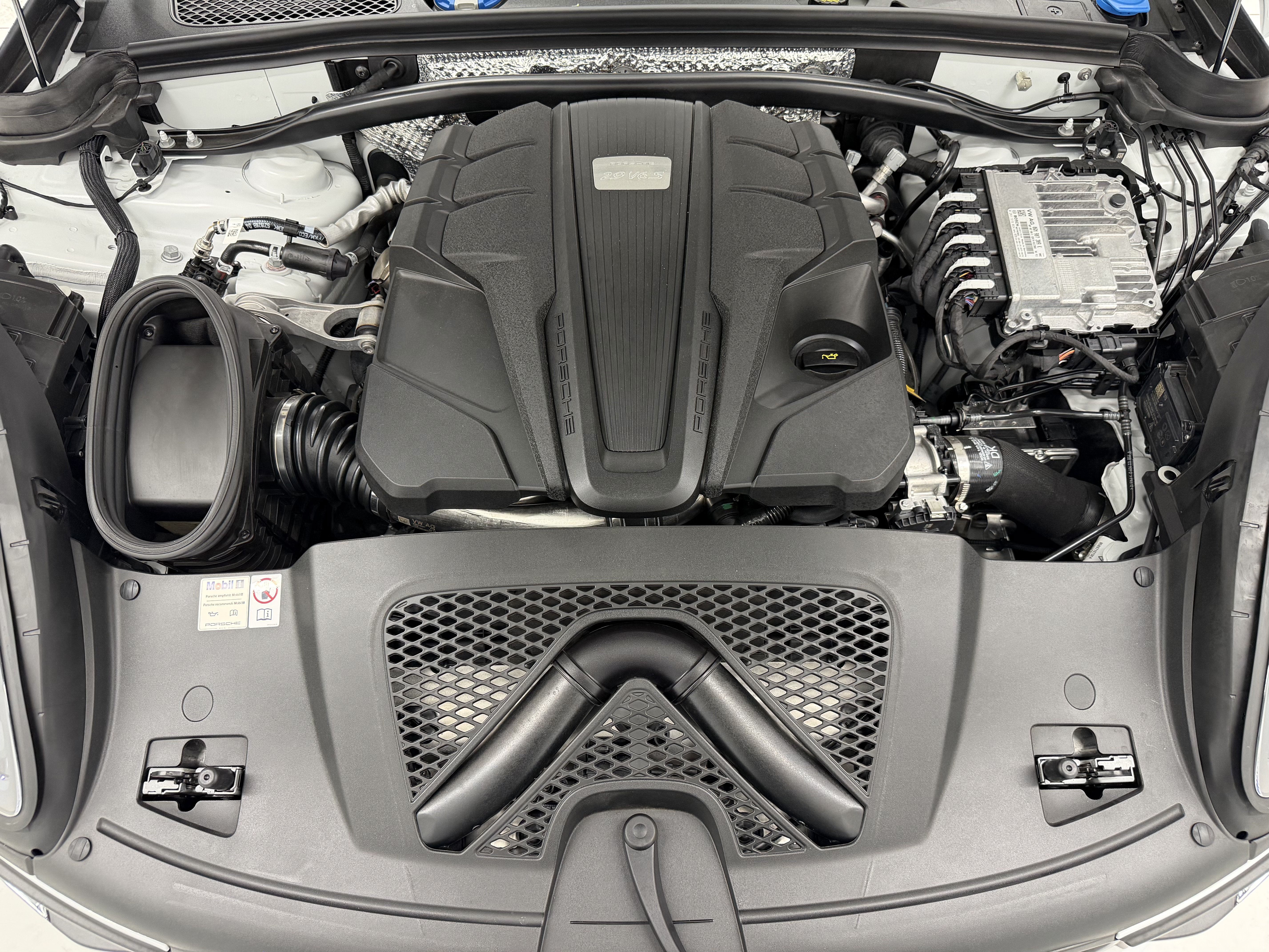 Certified 2024 Porsche Macan S AWD/4WD image 61