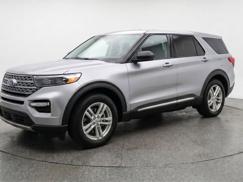 Used 2024 Ford Explorer XLT w/ Equipment Group 202A image 3