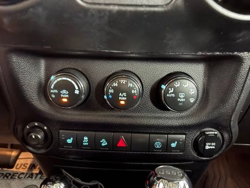 Used 2014 Jeep Wrangler Unlimited Sahara AWD/4WD image 21