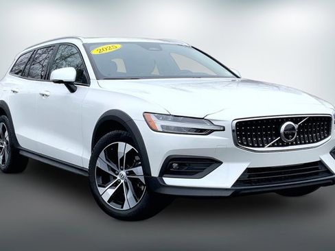 Used 2025 Volvo V60 B5 Cross Country Plus image 1