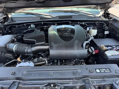 Used 2019 Toyota Tacoma TRD Sport AWD/4WD image 17