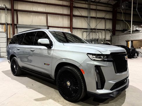 Used 2023 Cadillac Escalade V image 2