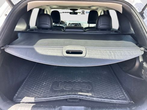 Certified 2019 Jeep Cherokee Overland AWD/4WD image 38