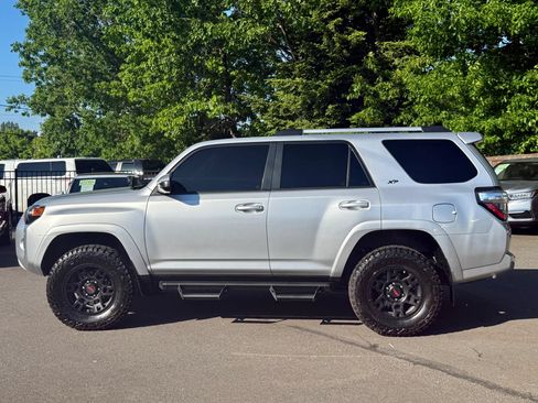 Used 2019 Toyota 4Runner SR5 AWD/4WD image 11