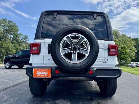 Used 2018 Jeep Wrangler Unlimited Sahara w/ Dual Top Group AWD/4WD image 14