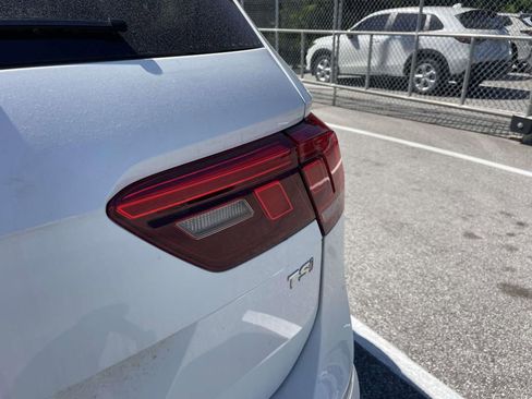Used 2018 Volkswagen Tiguan SE w/ Panoramic Sunroof Package image 12