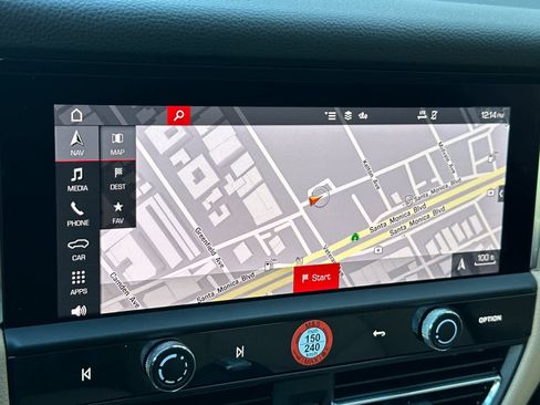 Certified 2025 Porsche Macan image 21