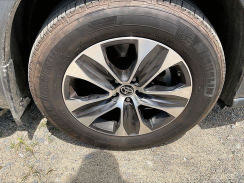 Used 2020 Toyota Highlander XLE AWD/4WD image 7