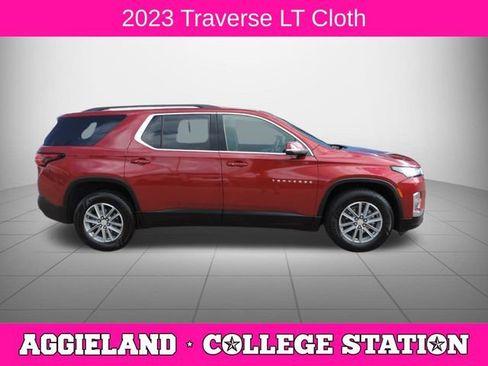 Used 2023 Chevrolet Traverse LT image 2