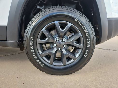 Used 2020 Jeep Cherokee Latitude AWD/4WD image 9