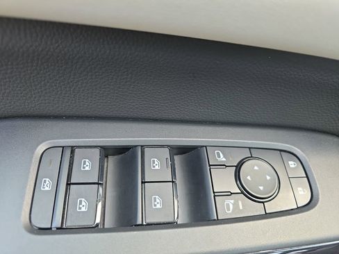 Used 2024 Nissan Pathfinder SV w/ SV Premium Package FWD image 26