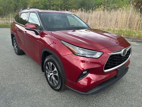 Used 2022 Toyota Highlander XLE AWD/4WD image 7