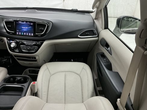 Used 2018 Chrysler Pacifica Touring-L FWD image 27