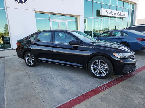 Certified 2024 Volkswagen Jetta SE image 8