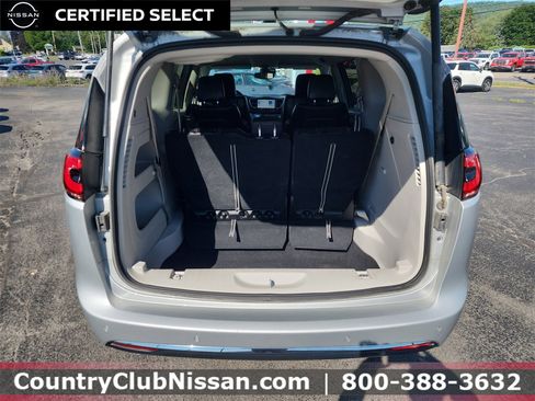 Used 2024 Chrysler Pacifica Touring-L image 28