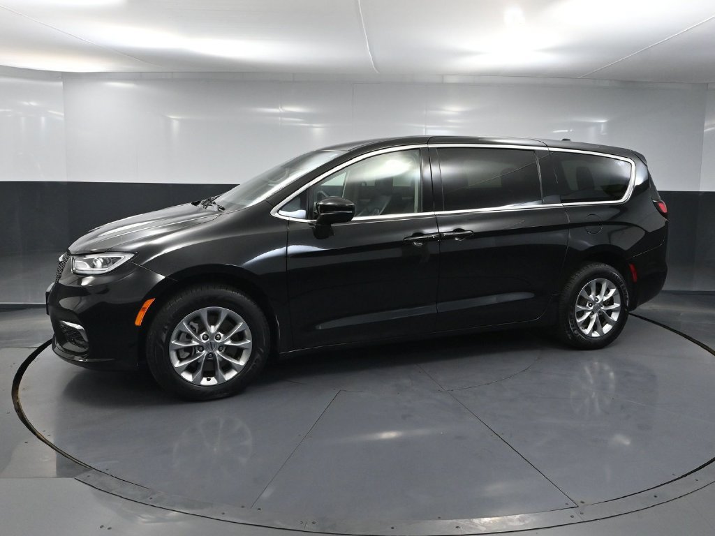 Used 2023 Chrysler Pacifica Touring-L AWD/4WD image 8