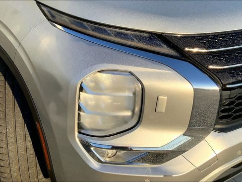 Used 2023 Mitsubishi Outlander SE image 25
