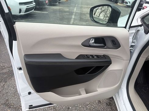 Used 2024 Chrysler Pacifica Touring-L image 12