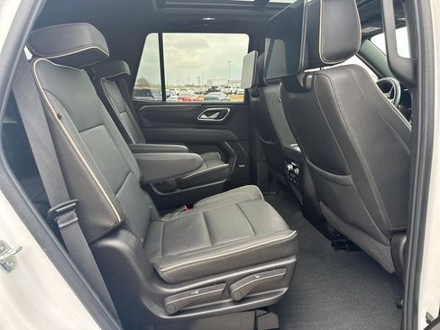 Used 2024 GMC Yukon SLT w/ SLT Premium Package image 14