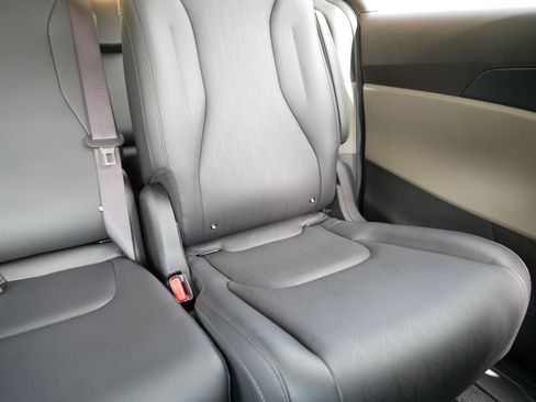 Certified 2026 Kia Carnival FWD image 14