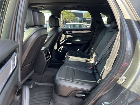 Used 2021 Porsche Cayenne AWD/4WD image 31
