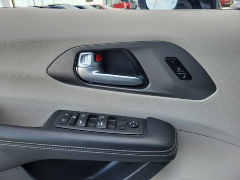 Used 2024 Chrysler Pacifica Touring-L image 17