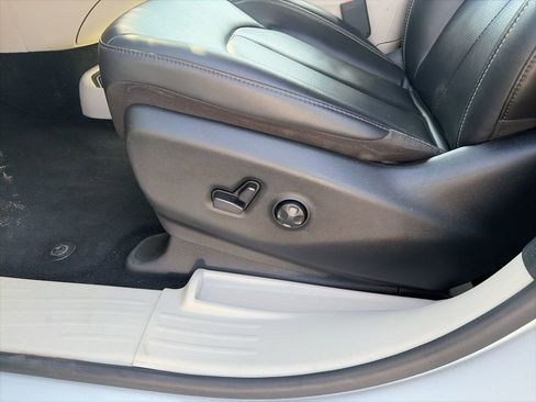 Used 2024 Chrysler Pacifica Touring-L FWD image 24