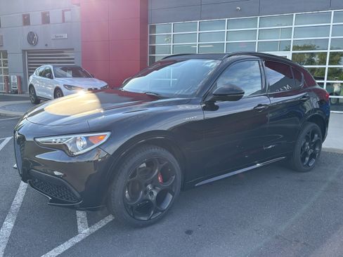 Used 2023 Alfa Romeo Stelvio Veloce AWD/4WD image 3