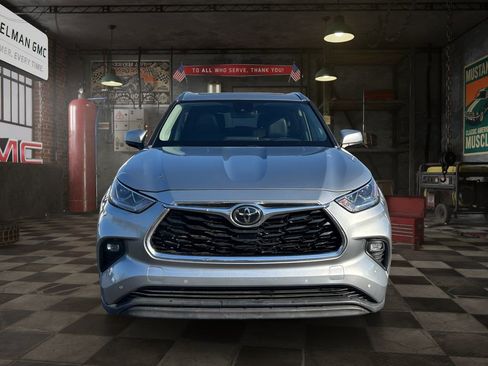 Used 2020 Toyota Highlander Limited FWD image 2